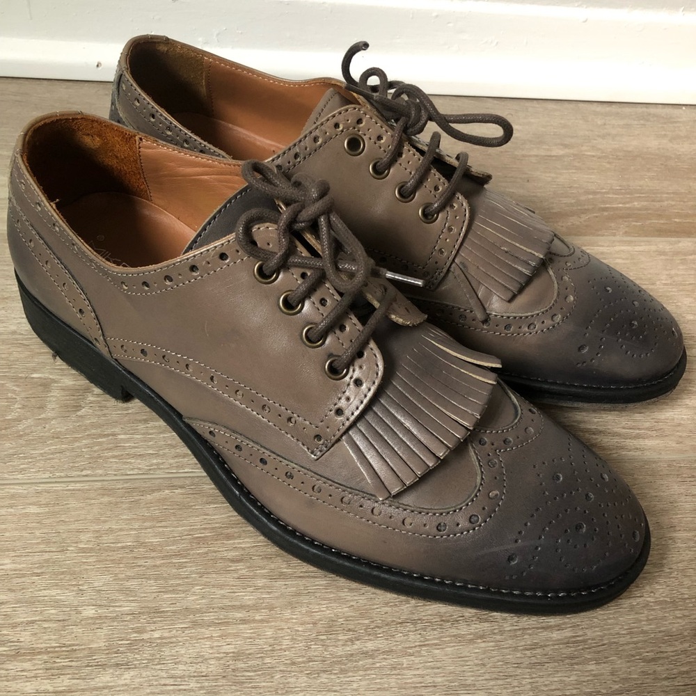 Wingtip with tassels